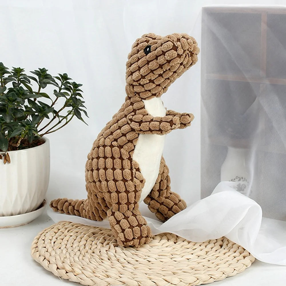 🦖 Diversión asegurada para tu mascota Estos adorables juguetes de peluche con forma de dinosaurio son perfectos para perros y gatos. Su diseño suave y atractivo estimula el juego y ayuda a reducir el aburrimiento y el estrés de tu mascota.