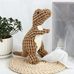 🦖 Diversión asegurada para tu mascota Estos adorables juguetes de peluche con forma de dinosaurio son perfectos para perros y gatos. Su diseño suave y atractivo estimula el juego y ayuda a reducir el aburrimiento y el estrés de tu mascota.